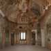 Attraverso due porte laterali si passa al salone ottagonale centrale, un vero e proprio tesoro. Il vano, illuminato unicamente dalle finestre laterali,  infatti un tripudio di affreschi